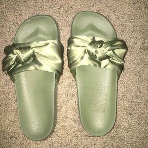 Green bow satin slides ❤️❤️